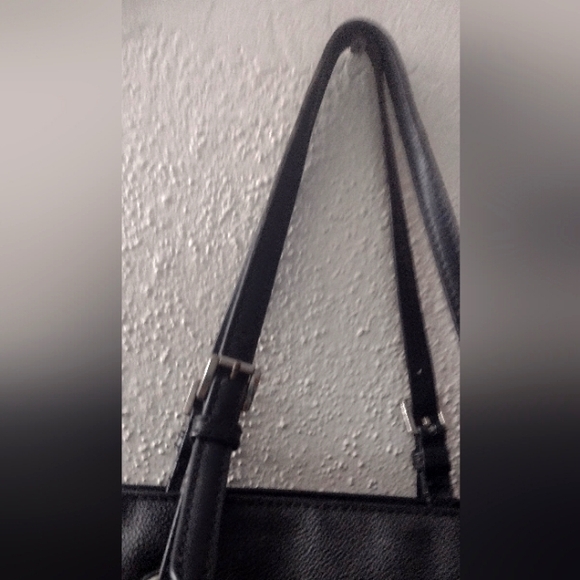 Michael Kors handbag black side pockets. Make an offer 💞 - Picture 2 of 6